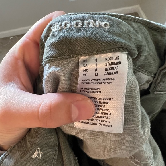 Light olive green distressed American Eagle jeans - Picture 3 of 3